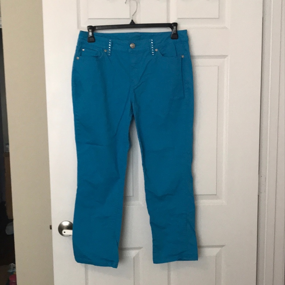 These cute popping rhinestone jeans!! 😎